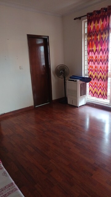 Room in 3.5 BHK Apartment at Supertech Emerald Court, Sector 93a – for Rent