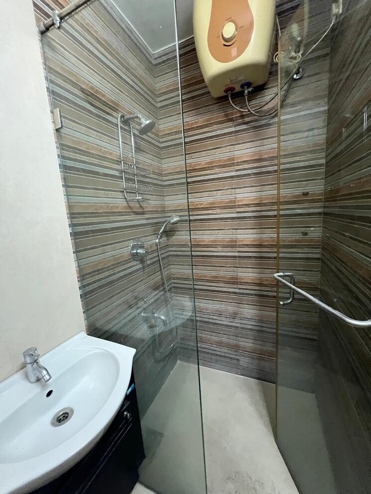 Bathroom, aggarwal colony 2 Bedroom 500 Sq.Ft. Builder Floor In Aggarwal Colony Delhi 9059976