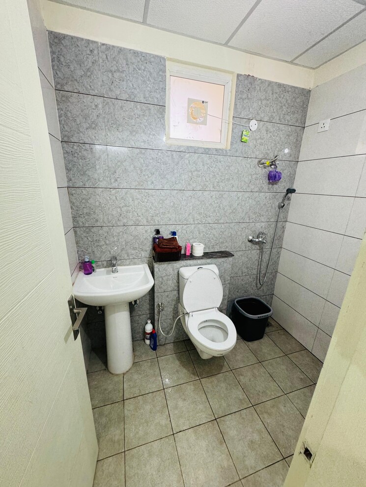 Bathroom, sbp-city-of-dreams-zirakpur 1 Bedroom 450 Sq.Ft. Apartment In High Ground Zirakpur 9060076