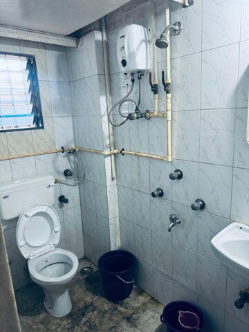 Bathroom in 1 BHK Apartment at Andheri East – for Rent