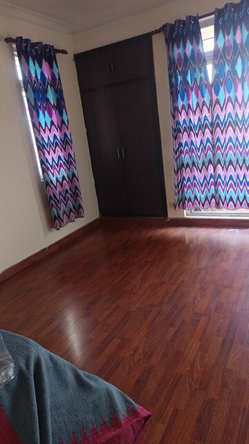 Room in 3.5 BHK Apartment at Eldeco Utopia, Sector 93a – for Rent