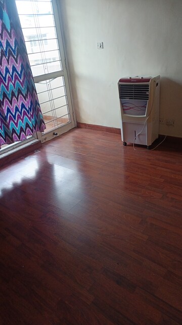 Furnished Amenities in 3.5 BHK Apartment at Eldeco Utopia, Sector 93a – for Rent