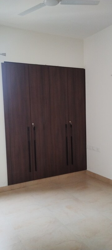 Room in 3 BHK Apartment at Wave Amore, Sector 32 – for Rent