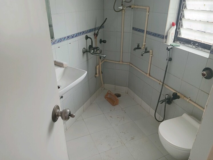 Bathroom, lokhandwala-complex 2 Bedroom 890 Sq.Ft. Apartment In Andheri West Mumbai 9060171