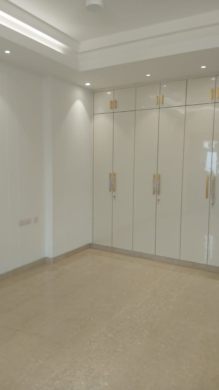 Room, greater kailash i 3 Bedroom 500 Sq.Yd. Builder Floor In Greater Kailash I Delhi 9060288