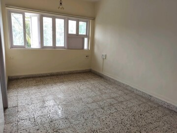Room in 2 BHK Apartment at Lokhandwala Complex, Andheri West – for Rent