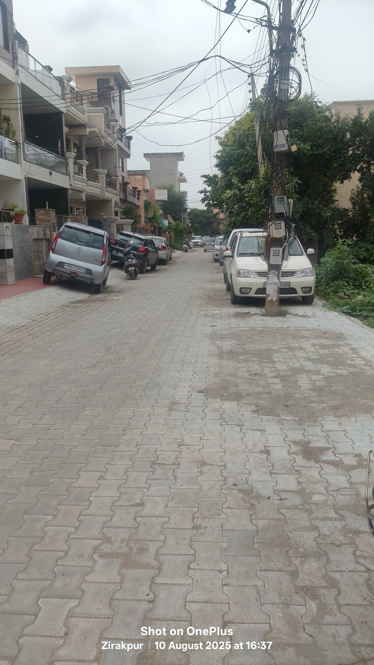  Parking, dhakoli 6 Bedroom 213 Sq.Yd. Villa In Dhakoli Zirakpur 9060323