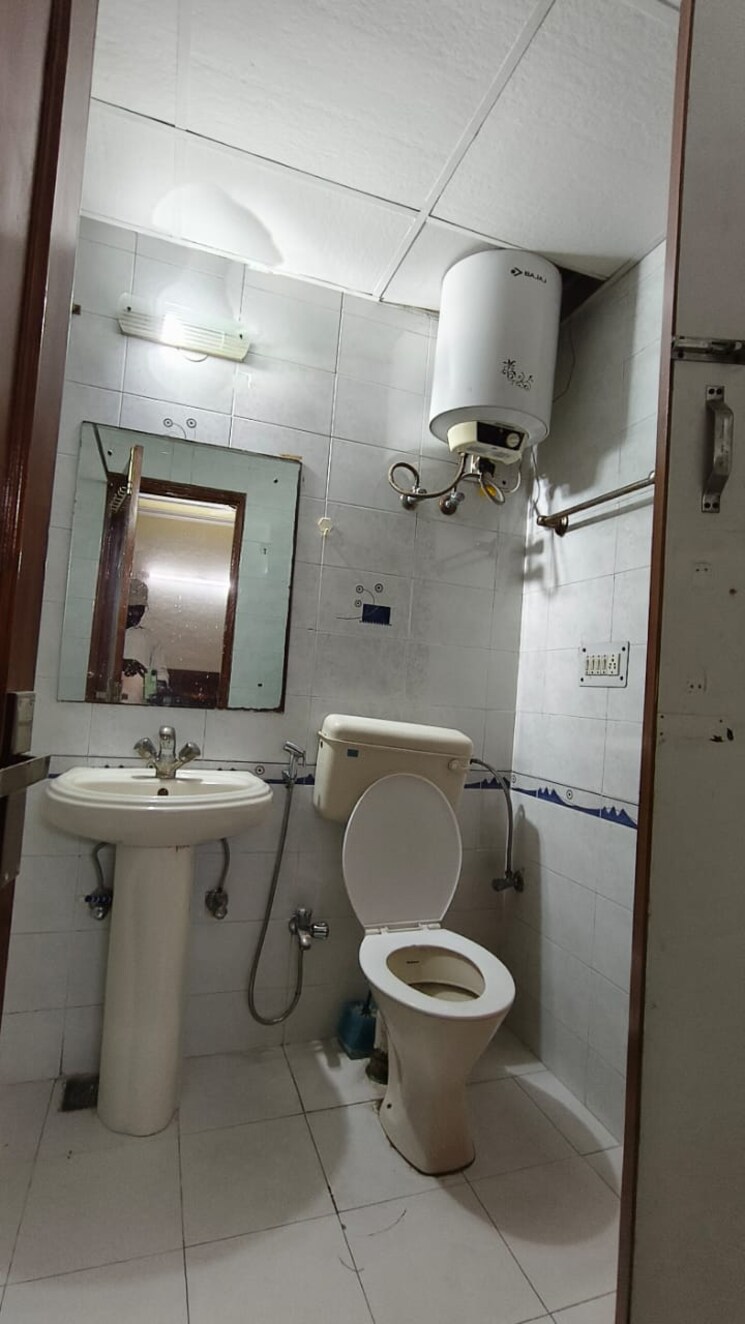 Bathroom, park-royal-apartment 3.5 Bedroom 2425 Sq.Ft. Apartment In Sector 56 Gurgaon 9060549