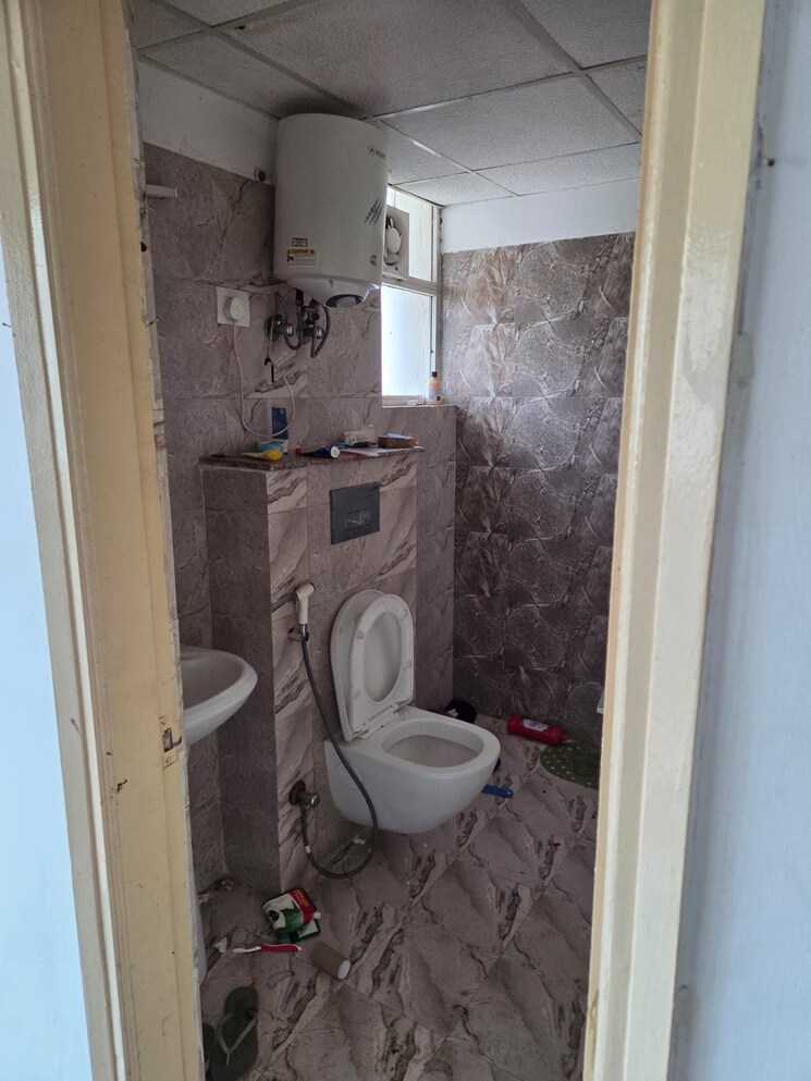 Bathroom, ajnara-ambrosia 2.5 Bedroom 1245 Sq.Ft. Apartment In Sector 118 Noida 9060683