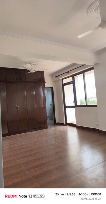 Room in 3 BHK Apartment at Shiv Shakti Apartments Gurgaon, Sector 54 – for Rent