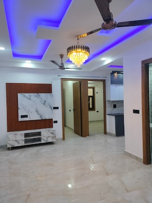Room in 3 BHK Builder Floor at Knowledge Park V Greater Noida – for Sale