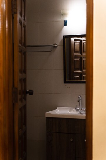 Furnished Amenities in 1 BHK Apartment at Greater Kailash I – for Rent
