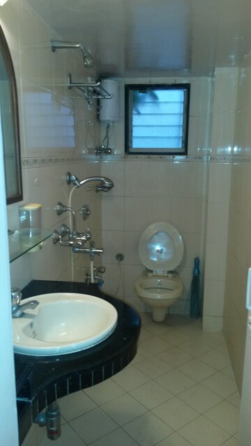 Bathroom in 1 BHK Apartment at Hormuzd Apartment Malabar Hill, Malabar Hill – for Rent