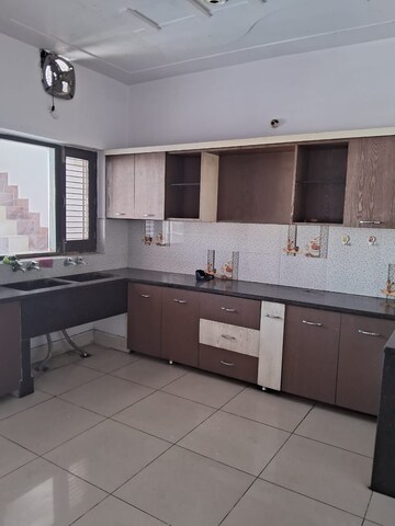 Kitchen in 2 BHK Builder Floor at Chandigarh Road – for Rent