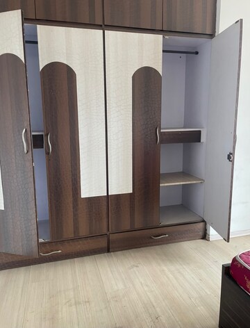 Furnished Amenities in 3 BHK Apartment at Sheth Vasant Lawns, Laxmi Nagar – for Sale