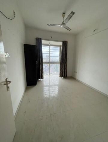 Room in 3 BHK Apartment at Sheth Vasant Lawns, Laxmi Nagar – for Sale