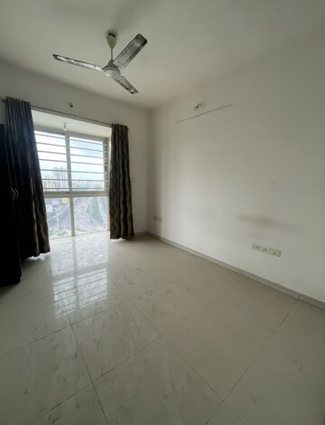 Room in 3 BHK Apartment at Sheth Vasant Lawns, Laxmi Nagar – for Sale