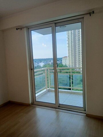 Room in 3 BHK Apartment at Smart World Orchard, Sector 61 – for Rent