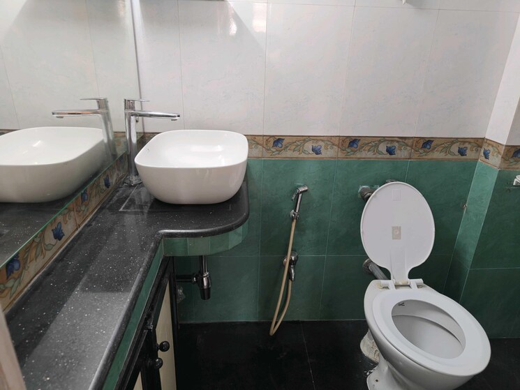 Bathroom, lokhandwala-complex 2 Bedroom 850 Sq.Ft. Apartment In Andheri West Mumbai 9061035