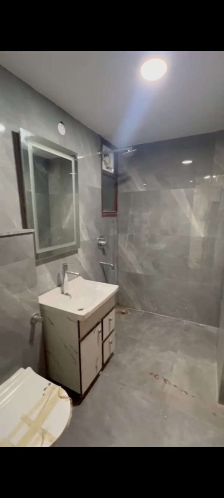 Bathroom, chandan hola 4 Bedroom 170 Sq.Yd. Builder Floor In Chandan Hola Delhi 9061094