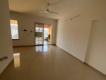 Room in 2 BHK Apartment at Lohia Unicus C Wing, Bavdhan – for Rent