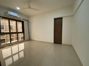 Room in 2 BHK Apartment at Seven Bungalow, Andheri West – for Rent