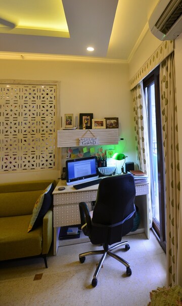 Team Area in 4 BHK Apartment at Vipul Belmonte, Sector 53 – for Rent