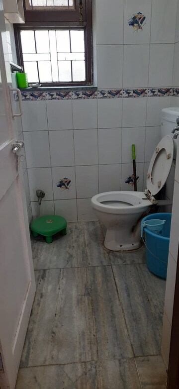 Attached Bathroom in 1.5 BHK Apartment at Vasant Kunj – for Rent