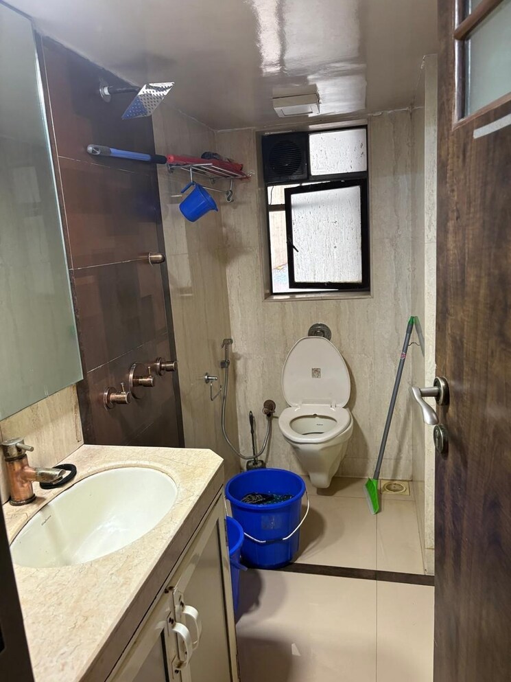 Bathroom, lokhandwala-complex 2 Bedroom 890 Sq.Ft. Apartment In Andheri West Mumbai 9061175