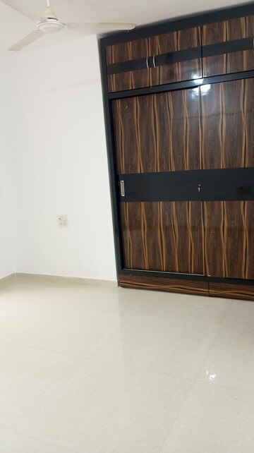 Room in 3 BHK Apartment at Cosmos Jewels, Ghodbunder Road – for Rent