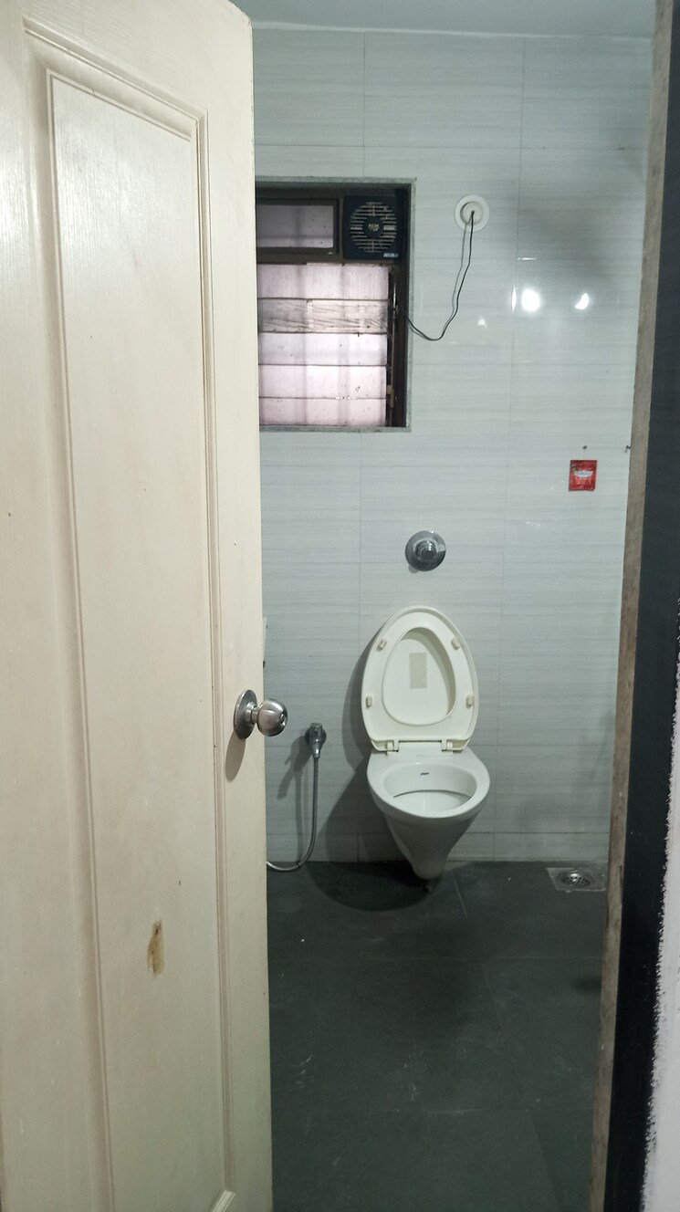 Bathroom, cosmos-jewels 3 Bedroom 960 Sq.Ft. Apartment In Ghodbunder Road Thane 9061244