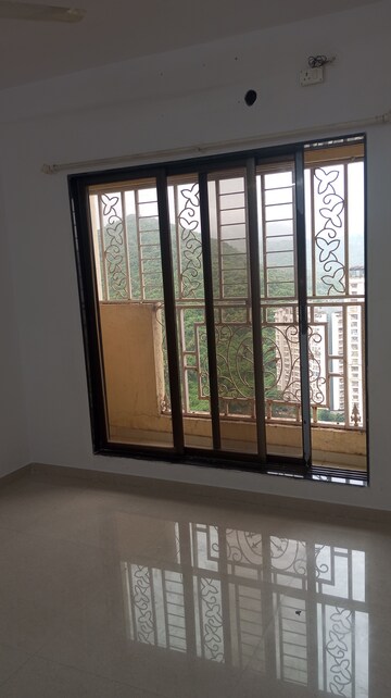 Room in 3 BHK Apartment at Cosmos Jewels, Ghodbunder Road – for Rent