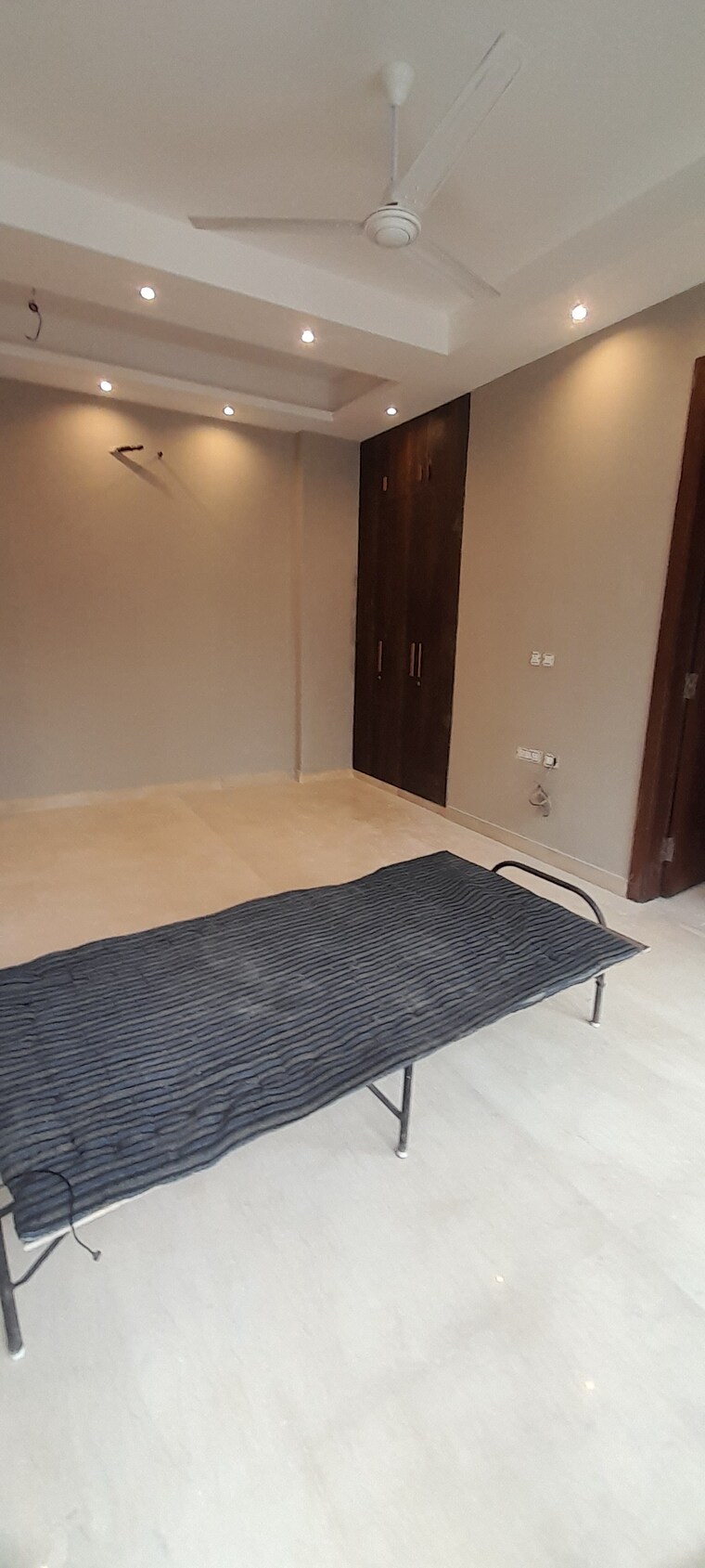 Room, chittaranjan park 3 Bedroom 210 Sq.Yd. Builder Floor In Chittaranjan Park Delhi 9061270