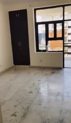 Room in 3 BHK Apartment at The Regency Park CHS, Sector 2 – for Sale