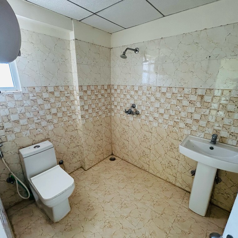 Bathroom, ska-greenarch 3.5 Bedroom 1600 Sq.Ft. Apartment In Panchsheel Green Greater Noida 9061288