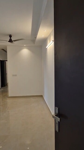 Room in 3 BHK Apartment at Elite Golf Green, Sector 79 – for Rent