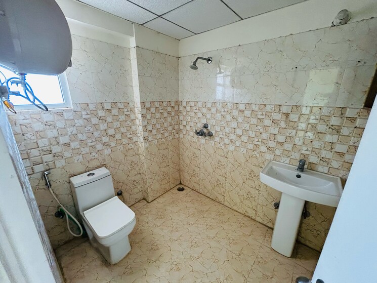 Bathroom, ska-greenarch 3.5 Bedroom 1600 Sq.Ft. Apartment In Panchsheel Green Greater Noida 9061314