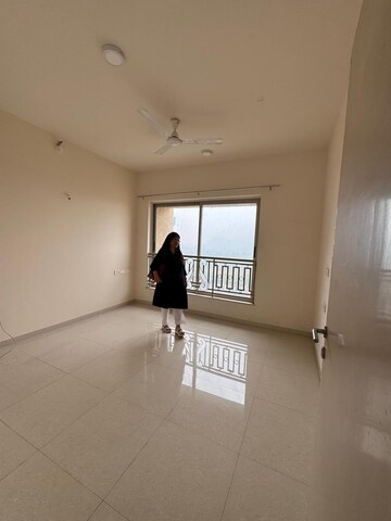 Room in 2 BHK Apartment at Hiranandani Fortune City, New Panvel – for Rent