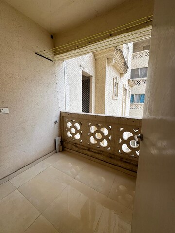 Room in 2 BHK Apartment at Hiranandani Fortune City, New Panvel – for Rent