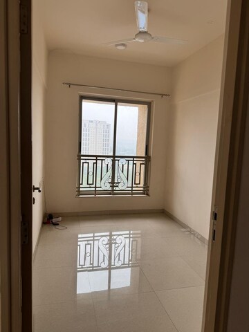 Room in 2 BHK Apartment at Hiranandani Fortune City, New Panvel – for Rent