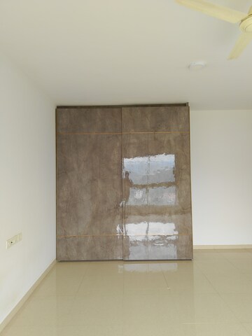Room in 3 BHK Apartment at Hiranandani Fortune City, New Panvel – for Rent