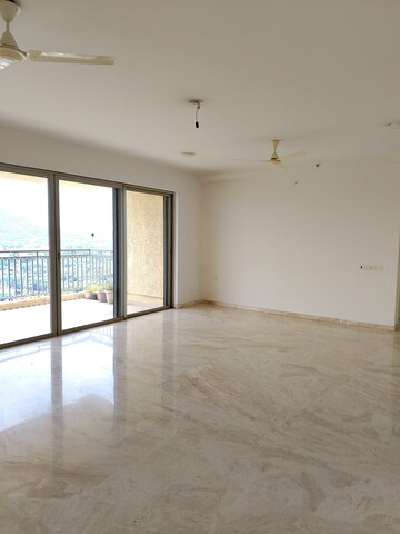 Room in 3 BHK Apartment at Hiranandani Fortune City, New Panvel – for Rent