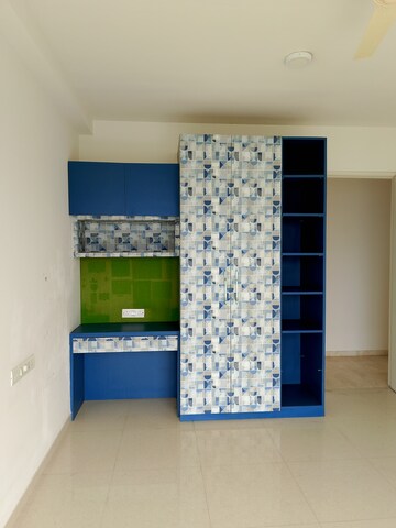 Room in 3 BHK Apartment at Hiranandani Fortune City, New Panvel – for Rent