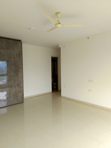 Room in 3 BHK Apartment at Hiranandani Fortune City, New Panvel – for Rent