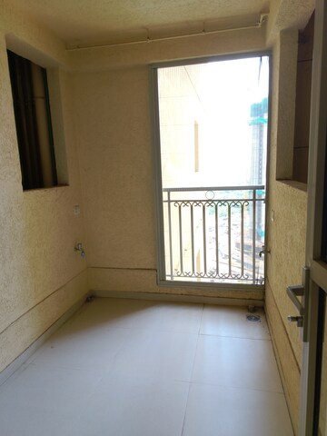 Room in 3 BHK Apartment at Hiranandani Fortune City, New Panvel – for Rent