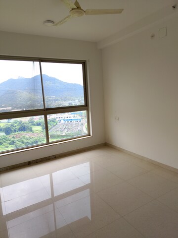 Room in 3 BHK Apartment at Hiranandani Fortune City, New Panvel – for Rent