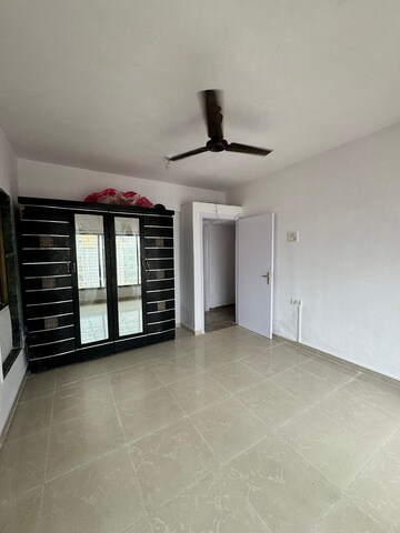 Room in 3 BHK Apartment at Maharaja Retreat CHS, Goregaon East – for Rent