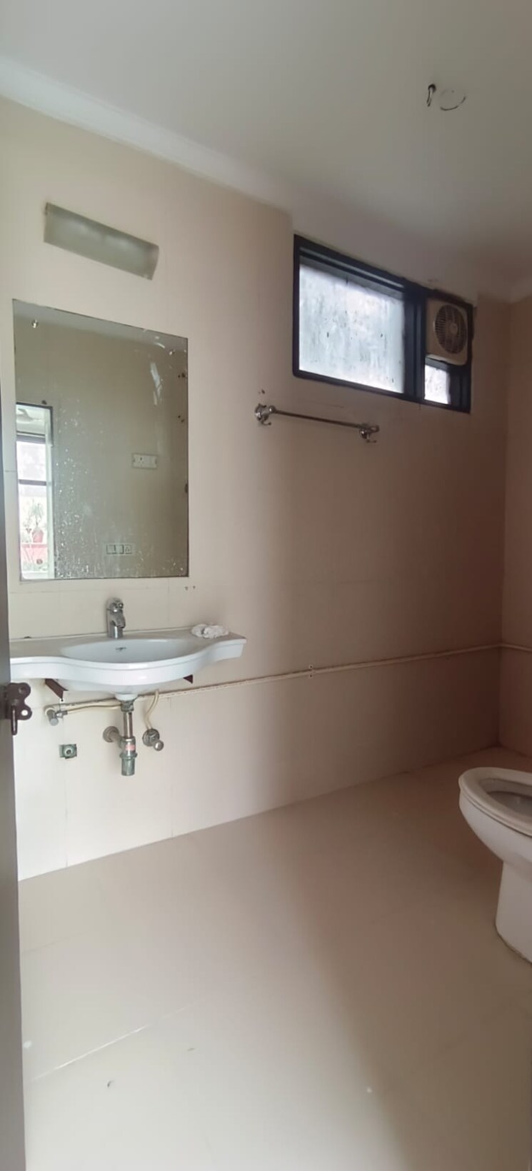 Bathroom, freedom fighters enclave 3 Bedroom 1800 Sq.Ft. Builder Floor In Freedom Fighters Enclave Delhi 9061442
