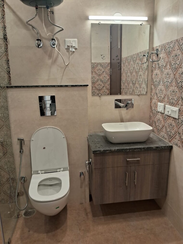 Bathroom, chittaranjan park 3 Bedroom 160 Sq.Yd. Builder Floor In Chittaranjan Park Delhi 9061415