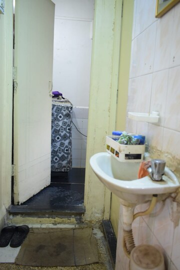 Bathroom in 1 BHK Apartment at New Nana Peth – for Sale